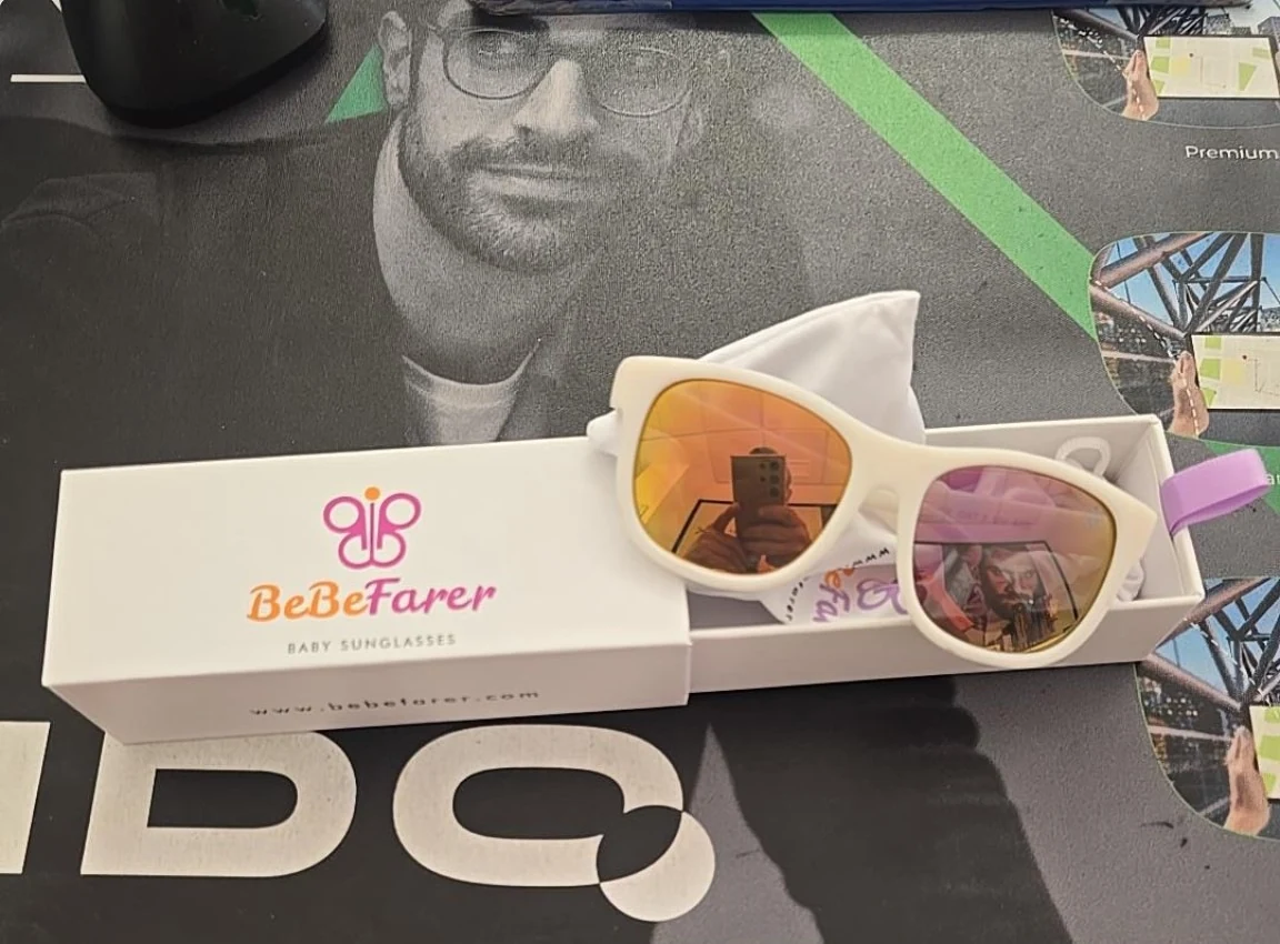 Fotografía directa de la gafa BeBeFarer junto a su caja original
