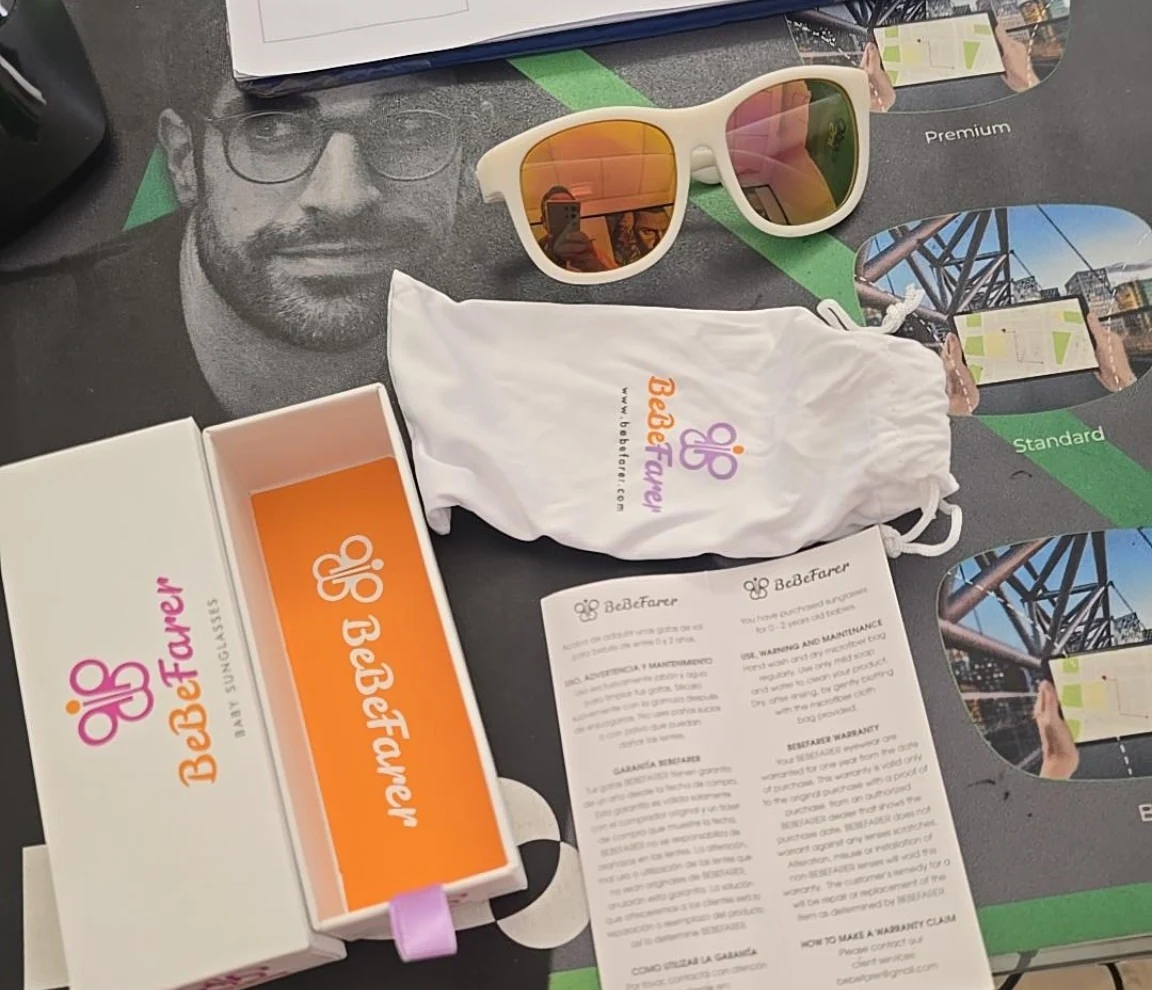 Fotografía directa de la gafa BeBeFarer, caja, funda y folleto físicos